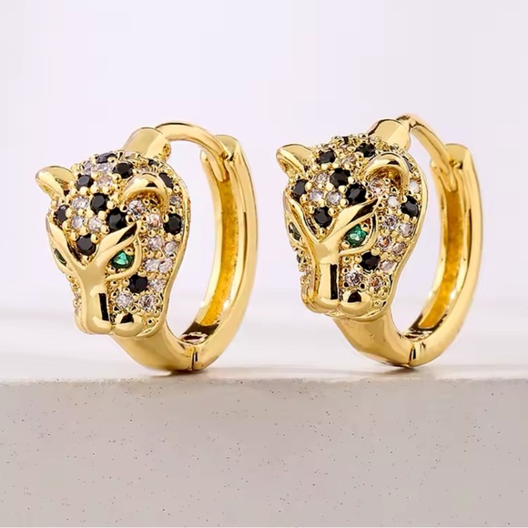 Jewelry - 🌹 New gold leopard hoop earrings with black spots and emerald colored eyes